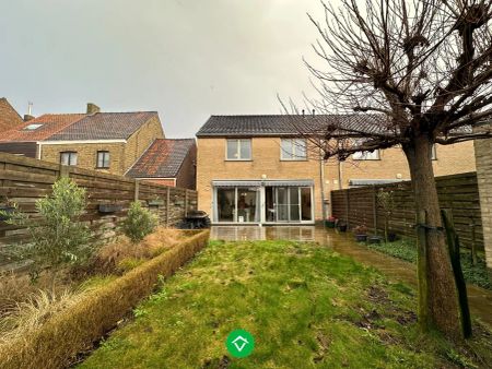 Energiezuinige woning met 3 slaapkamers, tuin en garage in het centrum van Koekelare - Photo 2