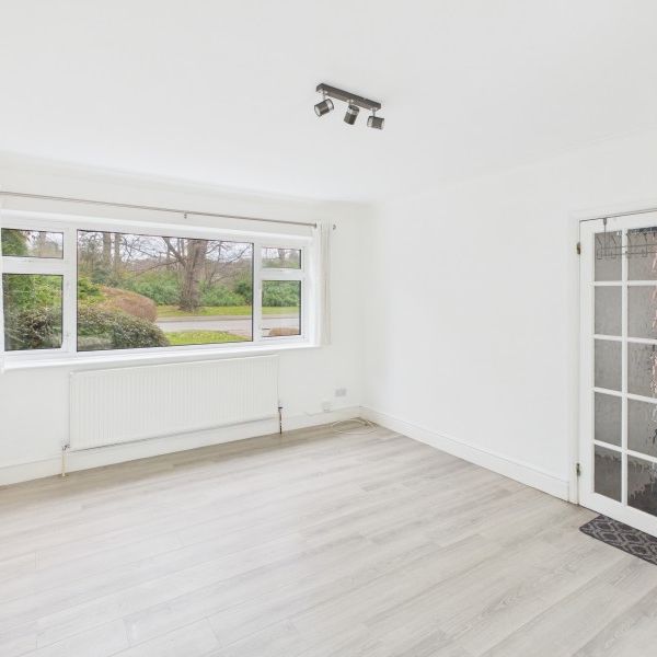 Tomlins Avenue, Camberley - 3 bedrooms Property for lettings - Seymours - Photo 1