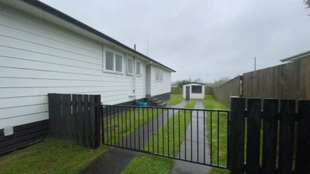 Spacious 3-Bedroom Home with 2 Outside Sleepouts - Photo 3