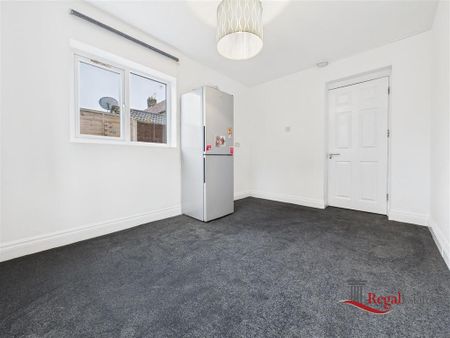 4 bedroom semi-detached house to rent - Photo 2