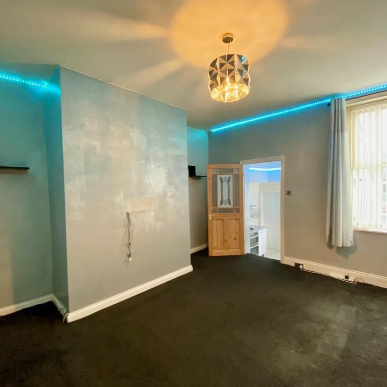 3 bedroom flat to rent - Photo 1