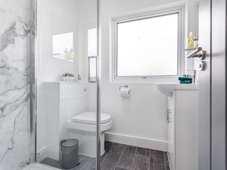 Modern Double Rooms **Virtual 3D Tour Available** Room 1 - Photo 4