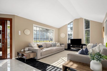 Luxury Waterfront Living in Sought-After Newport CONTACT JULIE SYKES 0438 050 110 - Photo 3