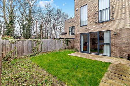 A modern, furnished townhouse off Milton Road. - Photo 5