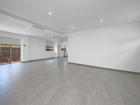BIGGER IS BETTER, OVERSIZED 5 BEDROOM TOWNHOUSE - Photo 1