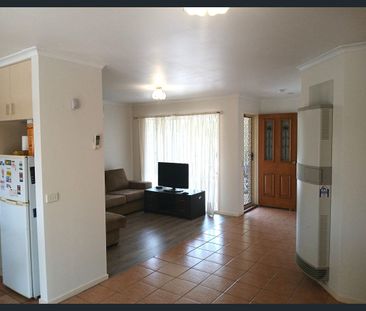 Spacious Townhouse - Photo 2