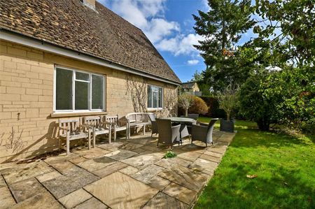 Lovely home in the charming village of Barnsley. - Photo 5