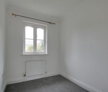 4 bedroom semi-detached house to rent - Photo 2