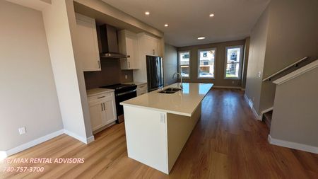 BRAND NEW 3 BED, 2.5 BATH 2 STOREY TOWNHOUSE W/A DOUBLE DETACHED GARAGE IN THE COMMUNITY OF SOUTH SHORE CHESTERMERE - Photo 5