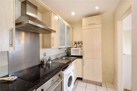 1120 sq ft modern apartment close to Tobacco Dock with private balcony. - Photo 3