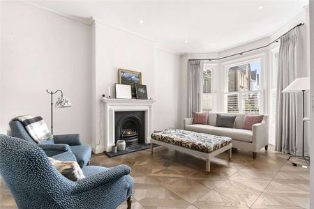 An exceptional five bedroom house well positioned for Clapham Common and Clapham South stations. - Photo 3
