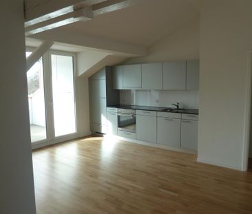 charmante 2.5-Zimmerdachwohnung nähe Rosengartens - Photo 1