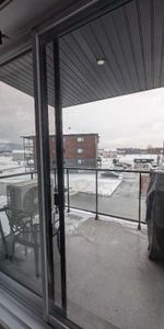 Beau 5 1/2, nouveau quartier, immeuble de 4 ans, Otterburn Park, pôle et store fournie, grande luminosité, immeuble tranquille, 2 stationnement - Photo 3