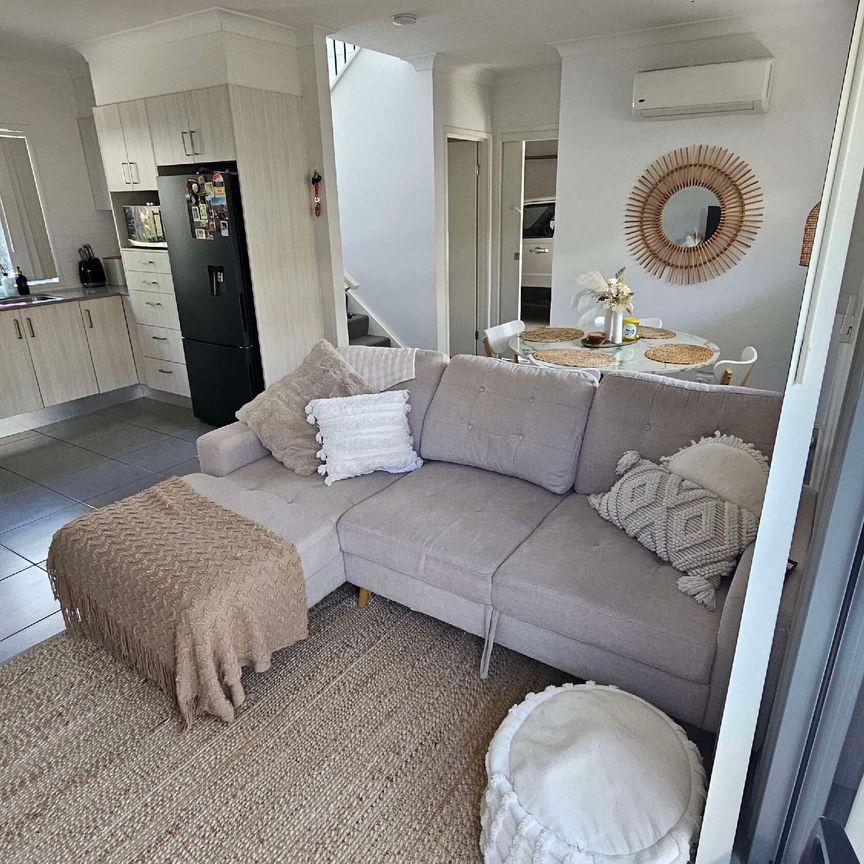 Helensvale - Photo 1