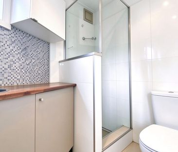 Spacious High-Ceiling Granny Flat in Prime Location - Photo 4