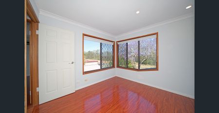 Spacious 5-Bedroom Family Home Backing Onto Parkland - Photo 2