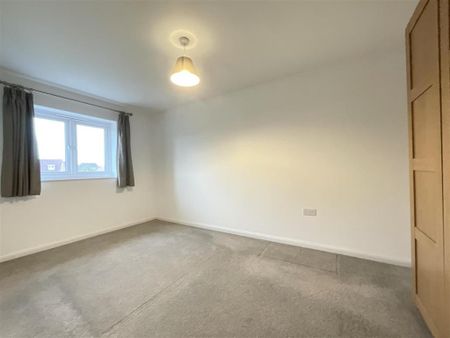 4 bedroom semi-detached house to rent - Photo 5