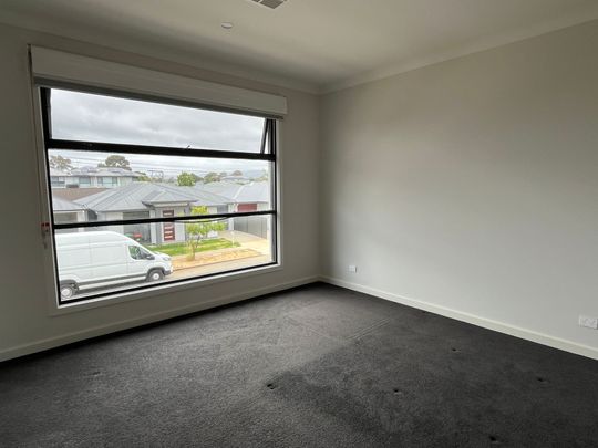 Modern Three Bedroom Home - Close to Train Station - Photo 1