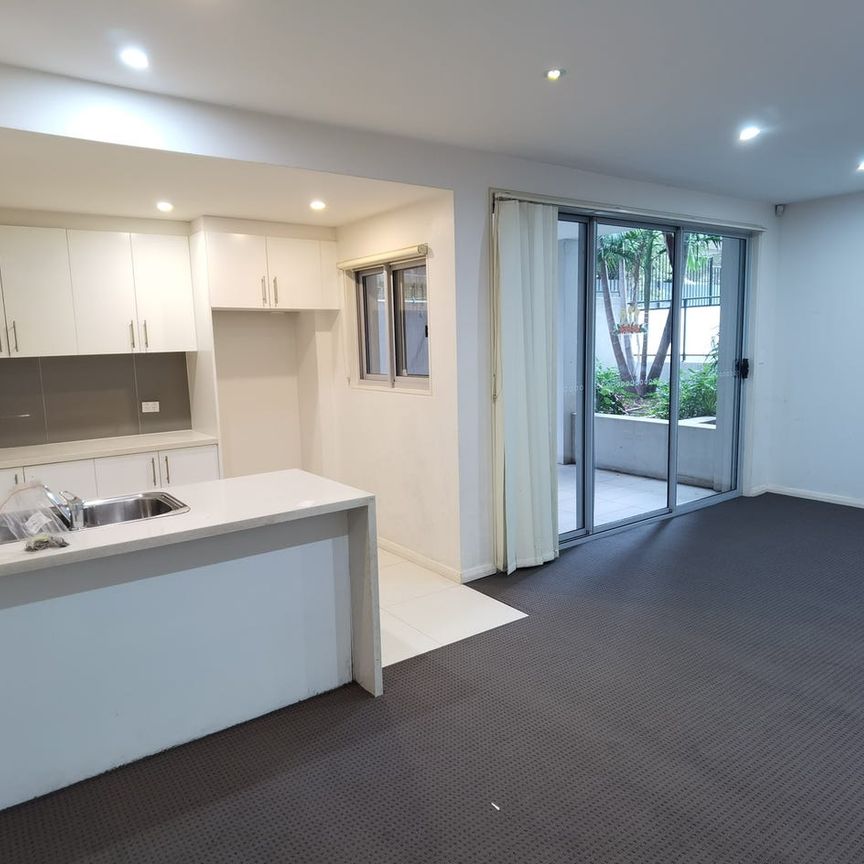 One Bedroom with Large Study Area for lease in Parramatta. - Photo 1