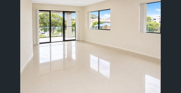 MODERN TOP-FLOOR LIVING | BOUTIQUE COMPLEX | MOMENTS FROM THE BROADWATER - Photo 1