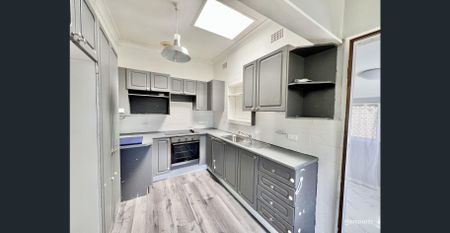 Charming Home! - Photo 5