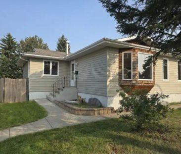 3 BHK Single Family Home | 7027 183 Street Northwest, Edmonton - Photo 1