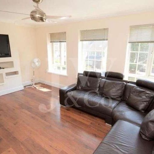 How Wood, Park Street, St. Albans, AL2 - Photo 1