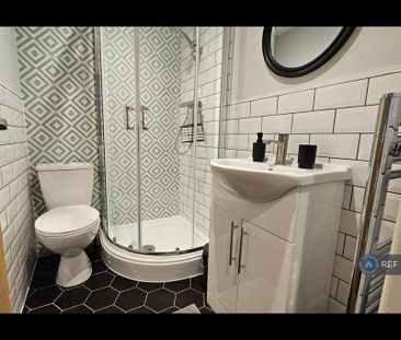 1 bedroom in a house share to rent - Photo 2