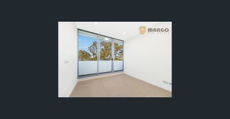 Very Spacious Modern Apartment with a Study at a Quiet Location - Photo 5