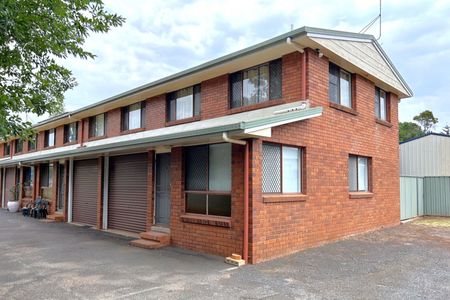 Spacious "City Fringe" Townhouse - Walk to Clifford Gardens - Photo 5