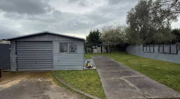 Close to town, tidy home - Photo 1