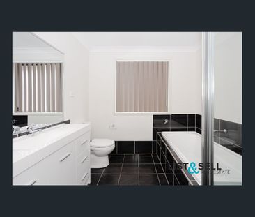 Large Family Home with Ducted Air Conditioning - Photo 4