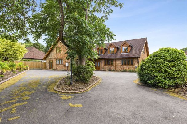 Stunning six bedroom family home situation between Water end and Potten End - Photo 1