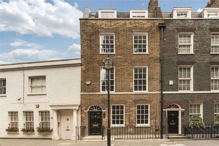 Remarkable Georgian family house, packed with charming and contemporary features. 3 - 4 double bedrooms, 3 bathrooms, 3 - 4 reception rooms, kitchen, garden, balcony and vault storage. - Photo 5