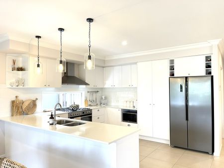 Stunning Modern Family Home with Ducted Air Conditioning - Photo 2