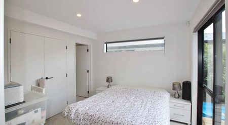 Stylish, Executive Family Home - Photo 2