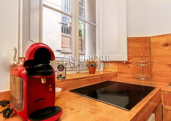 Habitacion en Alquiler en El Borne recién renovada con techos altos y balcón al lado de la Ciutadella