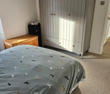 Spacious Double Room with Private Bathroom in Charming Cottage and ... - Photo 3
