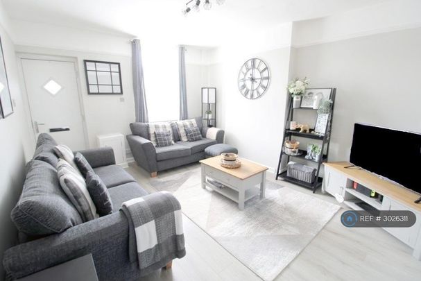 2 bedroom end of terrace house to rent - Photo 1