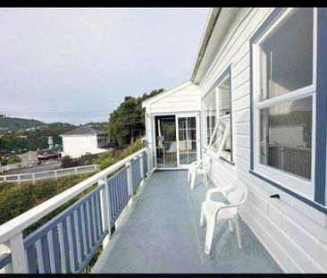 Sunny and Spacious 3/4-Bedroom, 2-Bathroom Home fo - Photo 2