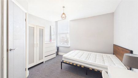 Room 2 - Photo 5