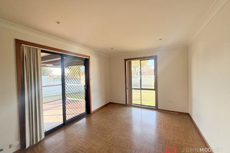 92 Undurra Drive Glenfield Park NSW 2650 - Photo 3