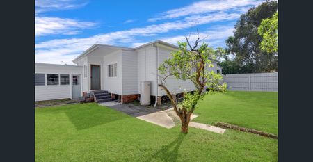 MODERN COTTAGE IN HEART OF PENRITH CBD - Photo 2