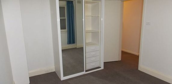 Modern Inner-City Living 2-Bedroom Apartment in Potts Point - Photo 2