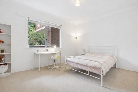 Spacious & Light-Filled Apartment in Prime Carlton Location - Photo 4