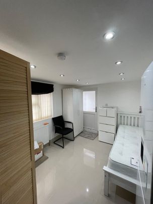 Studio Flat, Stratford, E15 - Photo 1