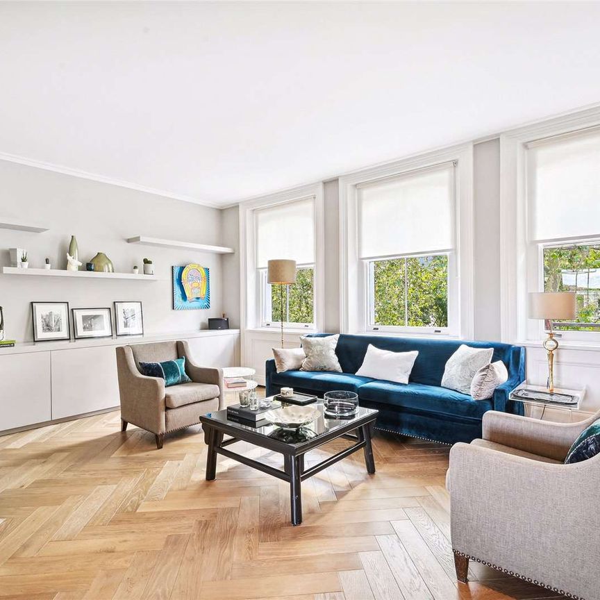 A light and bright, split-level three-bedroom apartment situated on the third and fourth floors (without lift) of a period conversion in the heart of South Kensington. - Photo 1