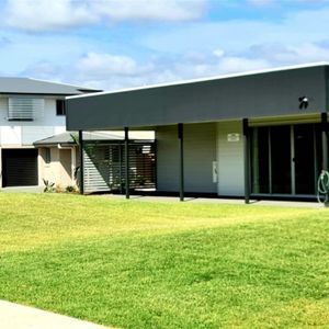 4-Bed Near Brand-New Townhouse With Two Ensuites! - Photo 3