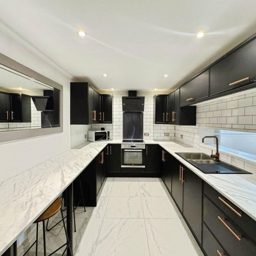 2 bedroom Flat To Let - Photo 1