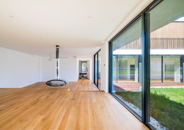 Moradia T6 de arquitetura moderna inserida no Golfe de Oeiras